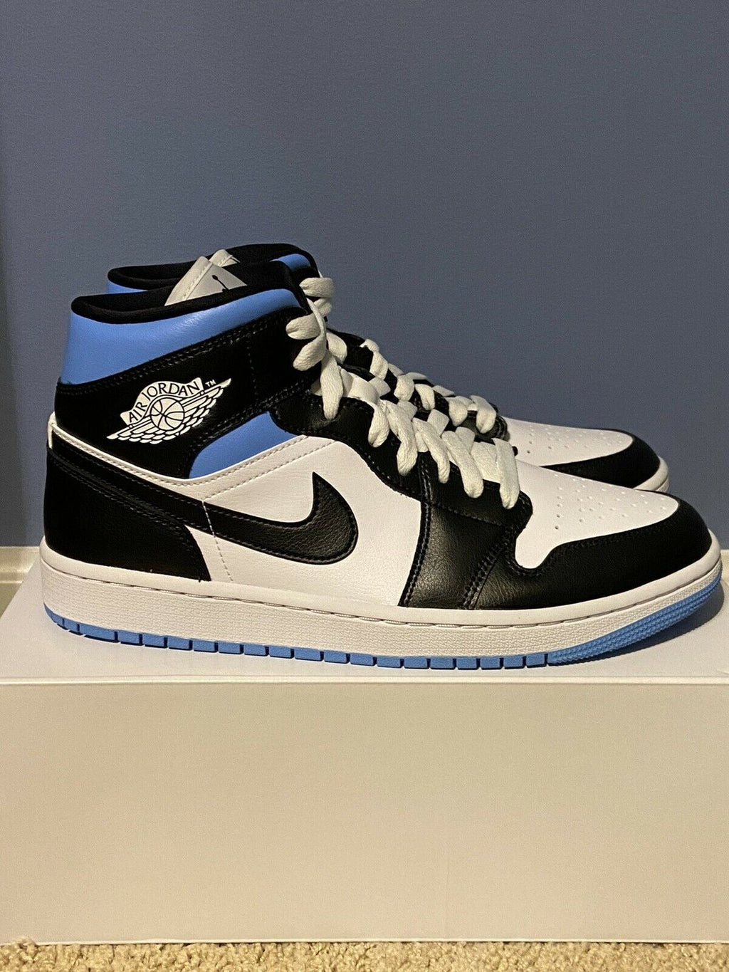 Wmns Air Jordan 1 Mid 'Black / White / University Blue'