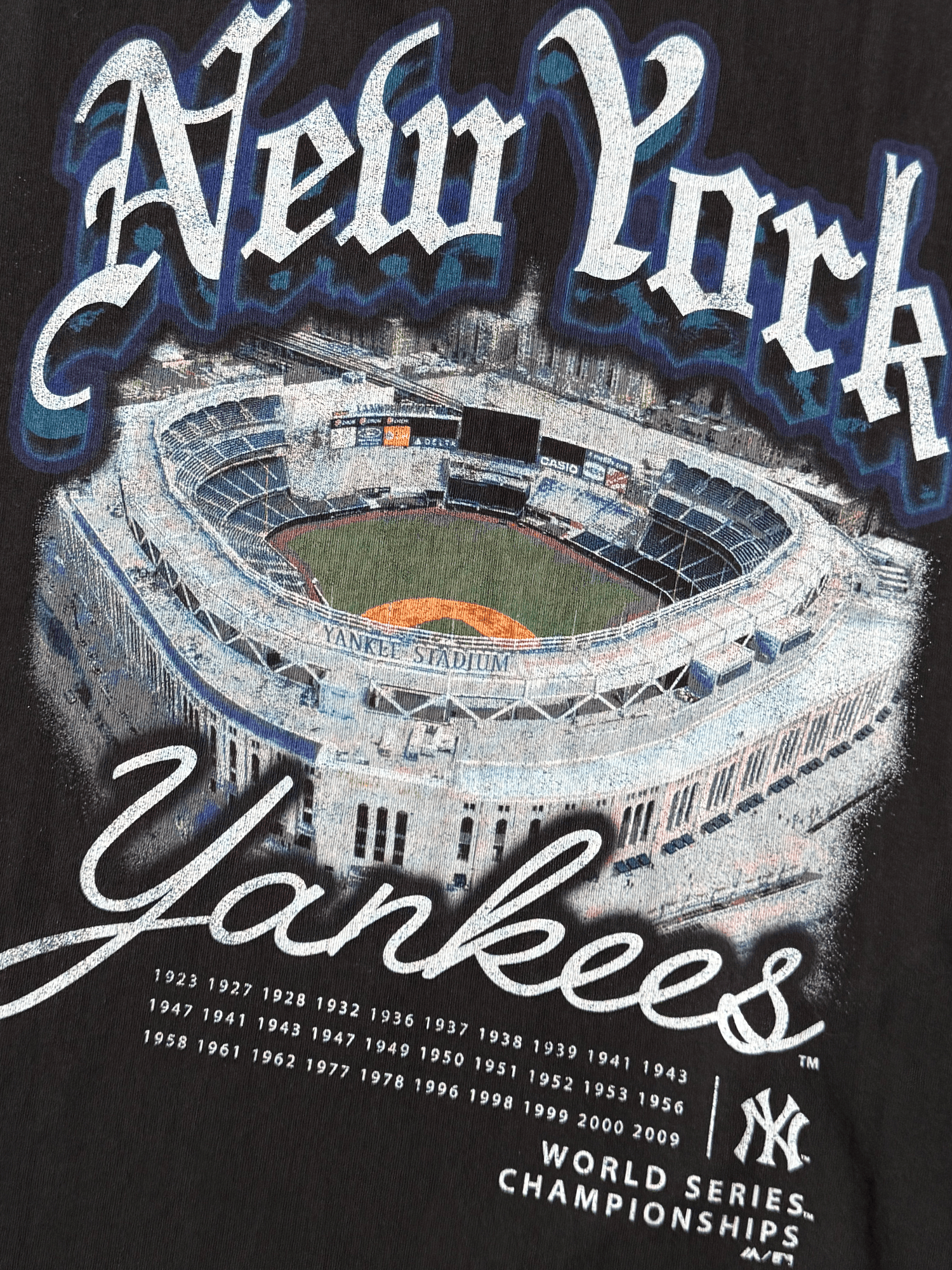 New York Yankees Majestic MLB Gothic Stadium Vintage T-Shirt - Faded Black
